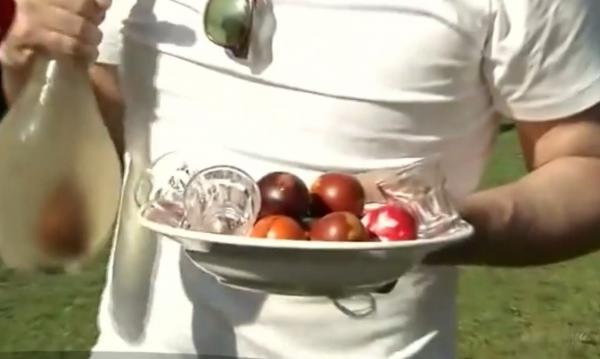 Paşte ca odinioară, sărbătorit în Maramureş. Flăcăii au dus mâncare la biserică, pentru sfinţire