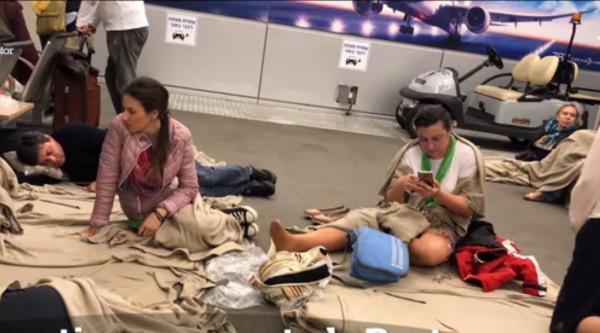 Paşte sărbătorit pe aeroport. Zeci de români au ratat sărbătorile acasă după ce zborul lor a fost anulat