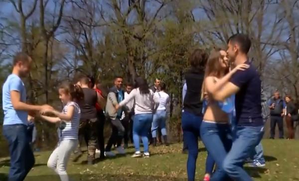 Grătare pe ritm de salsa, la Câmpina. Zeci de iubitori ai dansului s-au întâlnit la iarbă verde