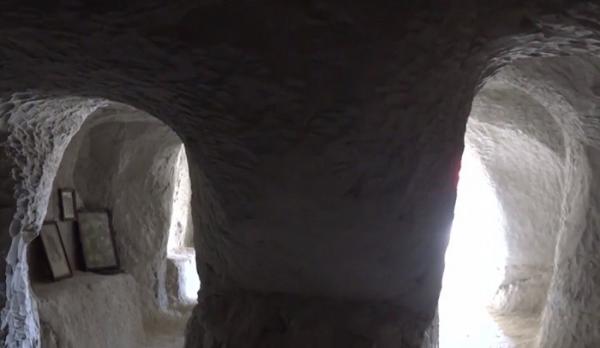 Un bărbat din Prahova a reuşit să îşi facă o casă... din piatră seacă!