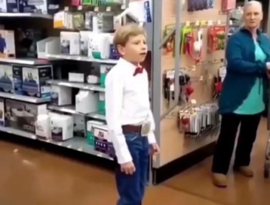 Povestea copilului, care, după ce a cântat într-un hypermarket, a ajuns să fie invitat să cânte la un celebru festival