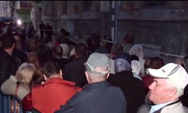 Biserica Ortodoxă prăznuieşte Izvorul Tămăduirii! Credincioşii stau zeci de ore la coadă pentru a lua apa sfinţită