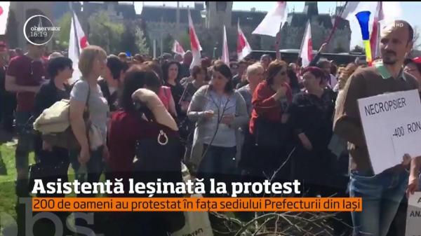 O asistentă medicală a leşinat la protestul din faţa prefecturii Iaşi