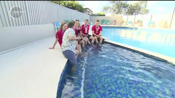 Un reporter a stârnit hohote de râs, când a căzut într-o piscină, în timpul unei transmisiuni în direct