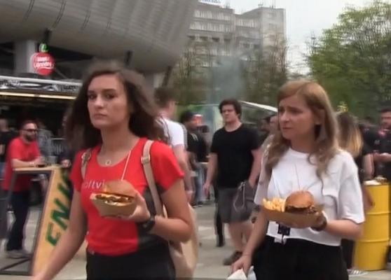 Festin pe stradă. Clujenii au făcut cozi la burgeri și mâncare orientală