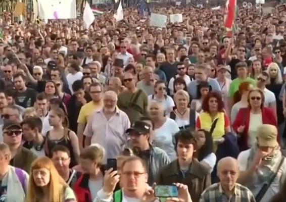 Protest de amploare la Budapesta. Ungurii sunt de părere că premierul Viktor Orban a câştigat incorect cel de-al treilea mandat