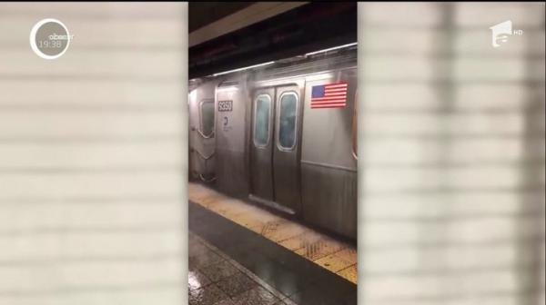 O ploaie torenţială a format o adevărată cascadă la metroul din New York