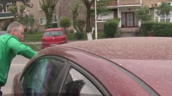 Fenomen meteo bizar în Hunedoara! În mai multe oraşe a plouat cu praf, străzile şi maşinile au căpătat o nuanţă aurie