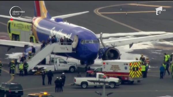 Explozie la motorul unui avion aflat în aer. Un pasager mort şi alţi 7 răniţi, o femeie a fost la un pas să fie smulsă din scaun