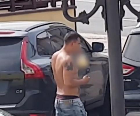 Imagini şocante în Roman. Un bărbat care ar fi inhalat substanţe necunoscute, s-a urcat la volanul unei maşini