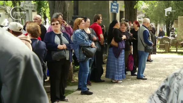 Imagini sfâşietoare la înmormântarea Ionelei Prodan. Prietenii apropiaţi au cântat la căpătâiul artistei