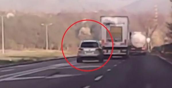 Scene incredibile pe Valea Oltului. Înfuriat că a fost depăşit la mustaţă, un tirist a vrut să-i dea o lecţie unui tânăr şofer