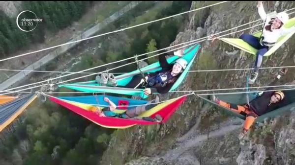 Relaxare la 200 de metri de sol, cu hamace care se leagănă printre stânci în Gorj! Zeci de tineri au testat gratuit senzaţia