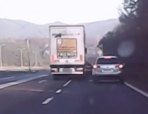 Doi şoferi s-au vânat pe Valea Oltului, punând în pericol vieţile a zeci de alţi participanţi la trafic