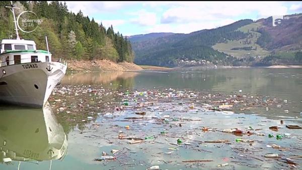 Imagini de coşmar. Lacul Bicaz s-a transformat într-o groapă de gunoi