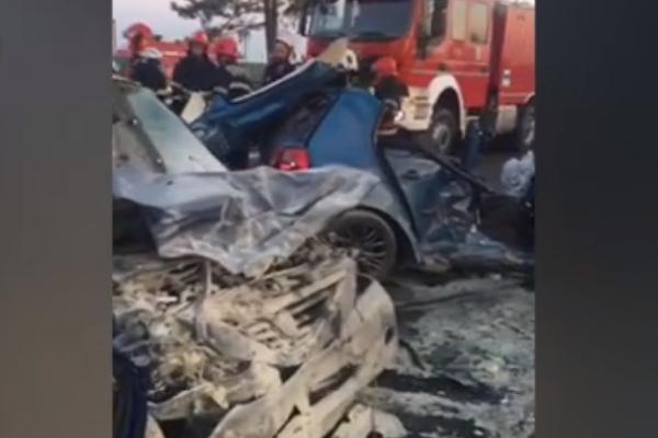 Imaginile teribile ale accidentului de pe DN1, la Tâncăbeşti! Doi copii se află printre cele şapte victime