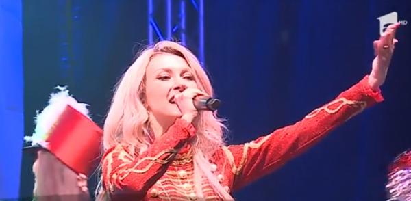 Apariţie incendiară în curtea unei şcoli din Mureş. Andreea Bălan a urcat pe scenă!