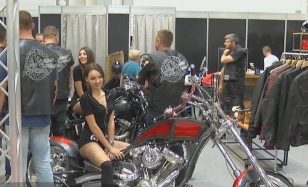 Salonul Moto din București: fete frumoase, adrenalină și motociclete pentru toate gusturile și... buzunarele