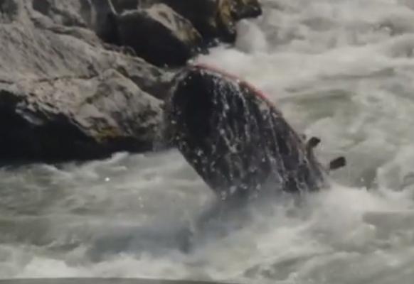 Video dramatic: instructor de rafting mort, după ce o barcă s-a răsturnat în Jiu