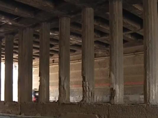 Un pod din Bucureşti poate fi numit "bomba cu ceas a Capitalei". Vechi de 80 de ani, a fost reparat o singură dată şi s-ar putea prăbuşi oricând