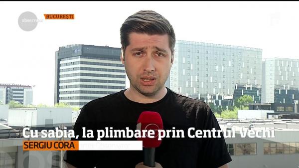 Scene şocante în Centrul Vechi al Capitalei. Un bărbat a ieşit la plimbare înarmat cu o sabie lungă de un metru