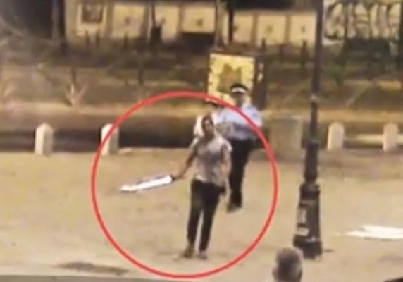Un bărbat înarmat cu o sabie de un metru a terorizat centrul vechi al Capitalei! Individul ar avea probleme psihice