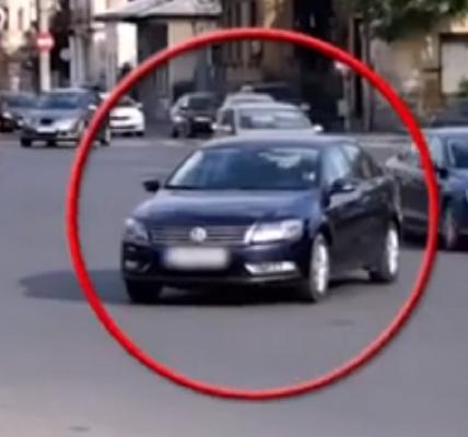 O tânără şi-a parcat mașina în mijlocul unei intersecții din Capitală și a "uitat" de ea peste noapte