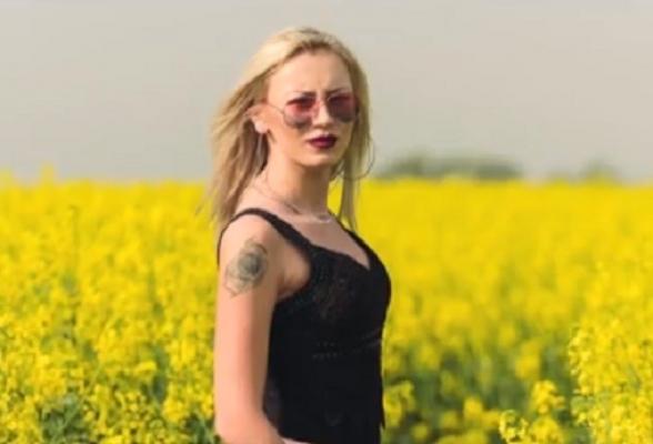 Rapița, vedeta pozelor de pe Instagram! Multe tinere apelează la fotografi profesionişti pentru o şedinţă foto în lanul de rapiţă