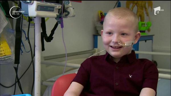 Un băieţel din Marea Britanie a trecut cu bine peste o operaţie pe care puţini medici s-ar fi încumetat să o ducă la capăt