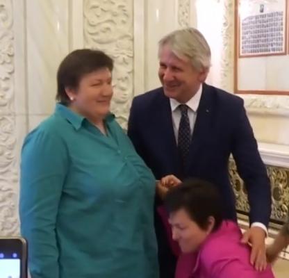 Ministrul Finanţelor, cu fanele la picioare! Una dintre ele aproape că a îngenuncheat în faţa lui