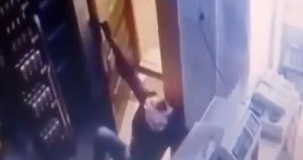 Hoții români nu mai fură telefoane, s-au reprofilat pe țigări. Se vând mai repede și e ușor de intrat (Video)