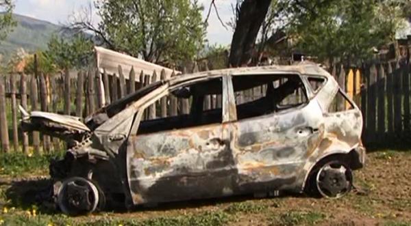 Un bărbat din Prahova a scăpat cu viață, după ce mașina i-a luat foc în stradă