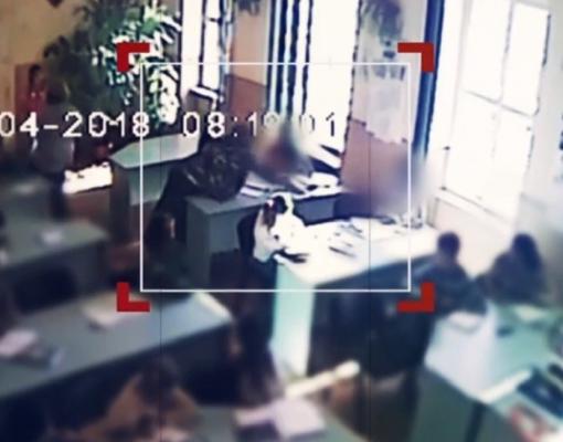 Un tată din Sibiu a intrat cu biciul în clasa unde învăța fata lui și a început să-i biciuiască colegii, dar și profesoara (Video)