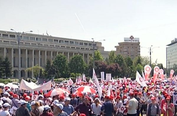 La un pas de grevă generală în Sănătate. Zece mii de oameni au protestat în faţa Guvernului, faţă de scăderea veniturilor