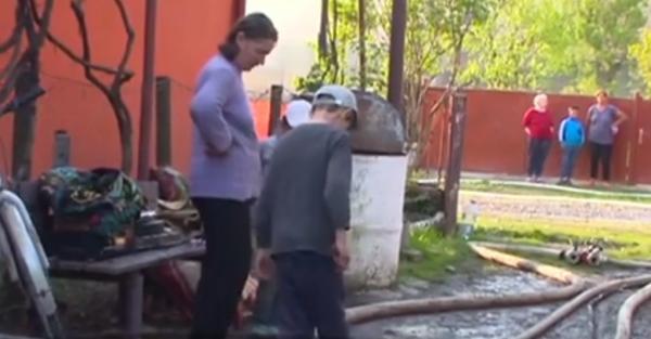 Clipe de panică la Deleni, în Mureş. Cinci oameni au rămas pe drumuri, după ce casa lor a fost mistuită de flăcări