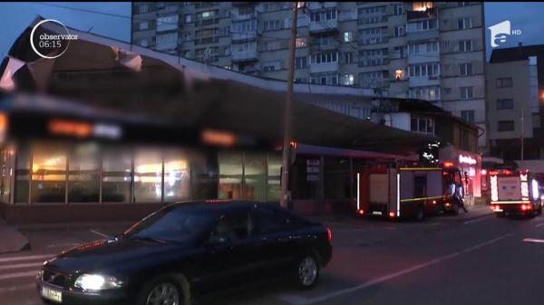 Panou publicitar, la un pas să se prăbuşească în centrul din Piatra Neamţ. Intervenţie dificilă a pompierilor