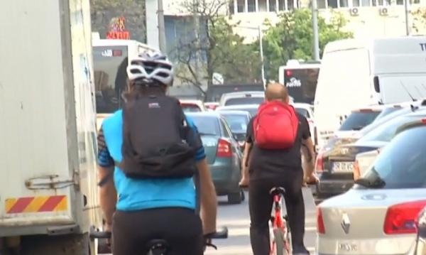 Pistele pentru biciclişti din Capitală sunt acoperite uneori de şoferii care nu au unde să parcheze maşina