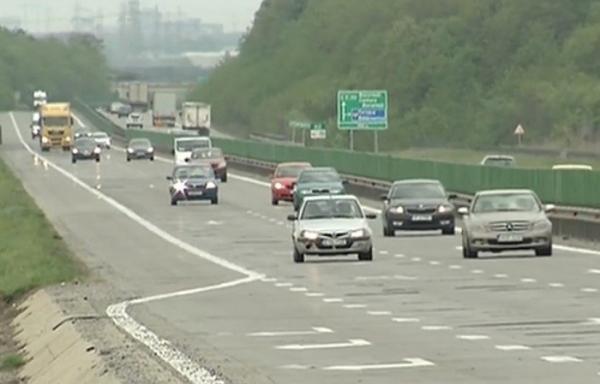 Zeci de mii de oameni au pornit către marea distracţie de pe litoral, pe Autostrada Soarelui, cârpită neglijent de autorităţi