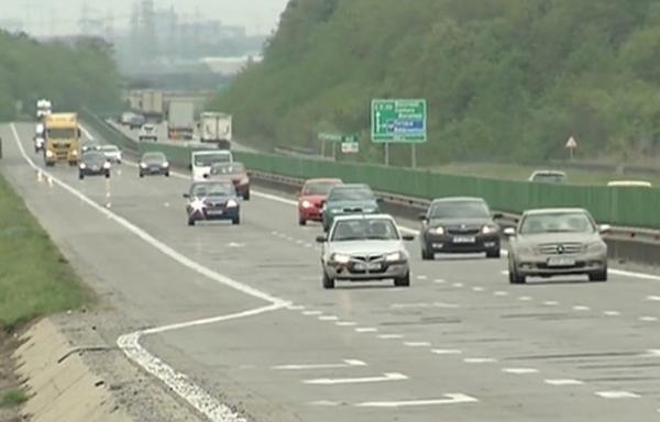 Zeci de mii de oameni au pornit către marea distracţie de pe litoral, pe Autostrada Soarelui, cârpită neglijent de autorităţi