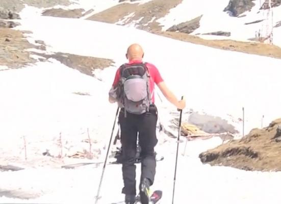 La sfârşit de aprilie, zăpada rezistă, spre bucuria românilor care duc dorul iernii. Unde mai găsiţi pârtii albe