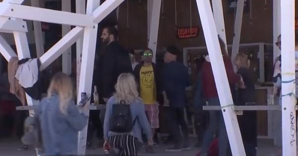 Vamaioții nu vor să plece acasă. Tinerii din Vama Veche continuă să se distreze