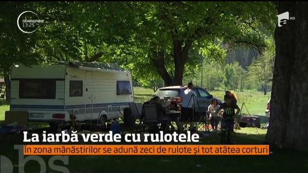 La iarbă verde cu rulote pe Valea Mănăstirii Secu din județul Neamț