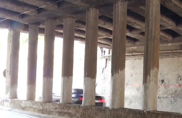 Podul Constanța, ”reparat” cu o mână de glet. CFR infrastructură a uns pilonii, pentru ca betonul să nu mai cadă