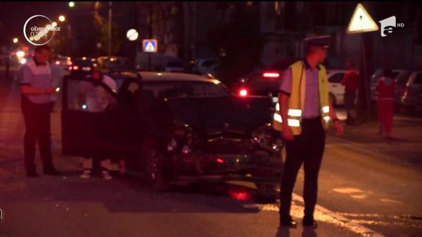 Un copil de cinci ani a ajuns la spital, după ce maşina în care se afla cu tatăl său a fost lovită din spate de un alt şofer