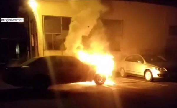 Maşină în flăcări într-o parcare din Piatra-Neamţ! Automobilul a pornit singur înainte să ia foc