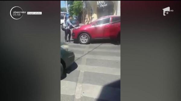 Imagini şocante surprinse în Capitală! Pieton aflat pe trecere, luat pe capotă de un şofer furios (Video)