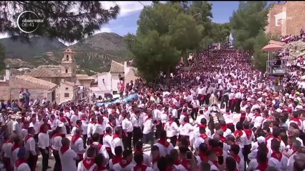 Imagini inedite în Spania. Un orăşel devine scena unei întreceri spectaculoase, pornind de la o legendă străveche