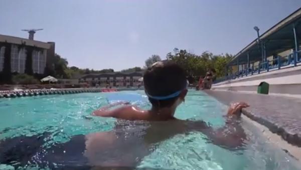 Copil rănit grav la piscină. S-a tăiat într-o placă de gresie spartă (Video)