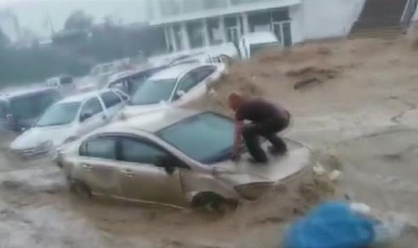 Furtună devastatoare în Turcia: oameni și mașini, luați de inundații (VIDEO)