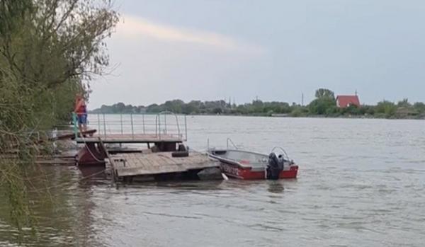 O barcă plină cu turişti s-a răsturnat în Delta Dunării